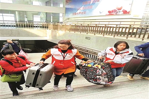 善水志愿服务总队志愿者在惠州火车站为旅客服务