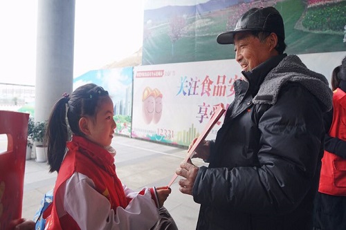 给回乡人员送春联 图片来源：巢湖团市委