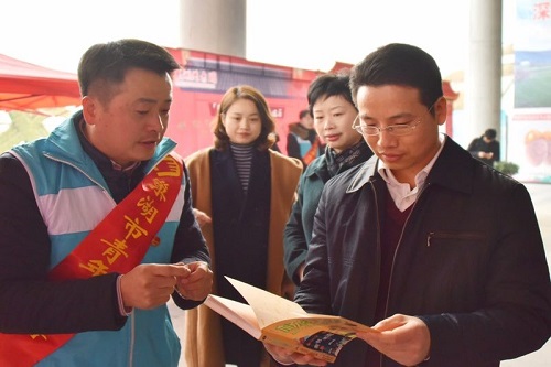 青年志愿者在一线服务 图片来源：巢湖团市委