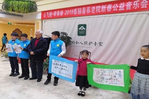 泰颐春养老中心赠送琴香缘爱乐社的致谢礼物。图片来源：琴香缘爱乐社