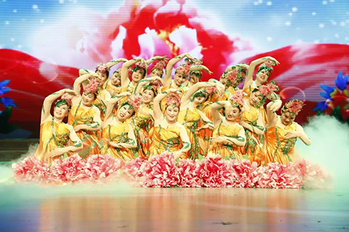 百姓自编自演的、形式多样的节目赢得现场热烈的掌声