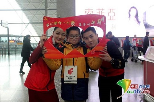 志愿者接送“无人陪儿童”。国航团委供图