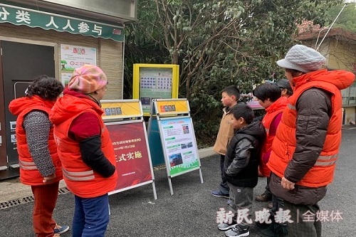 图说：长宁区华阳路街道华院小区志愿者春节期间宣传垃圾分类戴一卿摄