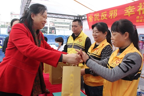 1月25日 ，佛山市文明办副主任周捷前往佛山火车站慰问春运志愿者。图片来源：佛山市文明办