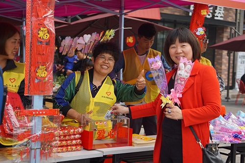 爱行动·义同行 九江义工联2019年新春义卖。图片来源：佛山市文明办
