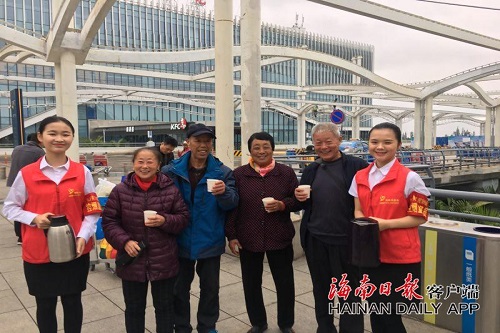 美兰机场志愿者自发组织熬制红糖姜水，给出行的游客暖身体。