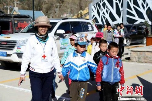图为红十字会为贫困孩子开展志愿服务活动。(资料图) 鲁芳 摄