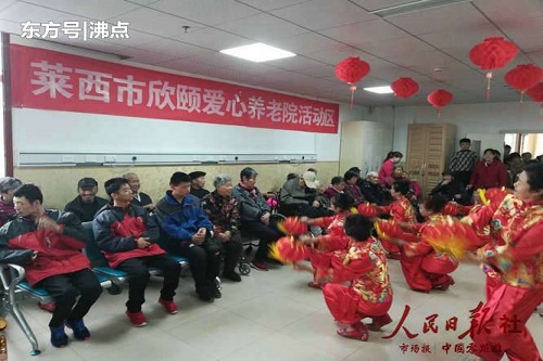 金秋模特队在表演舞蹈：开门红