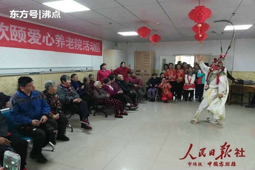 张文贤在表演变脸