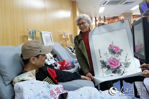 广西老年大学志愿者为献血者送上书画作品