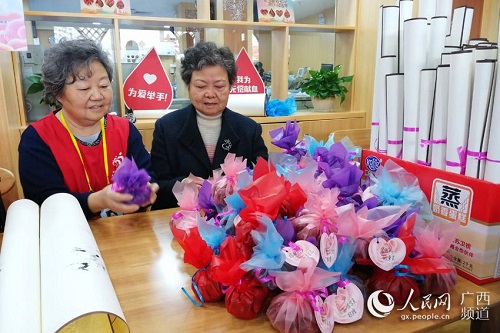 广西老年大学志愿者正在准备爱心礼物