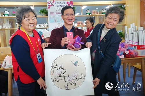 广西老年大学志愿者与献血者一同展示画作