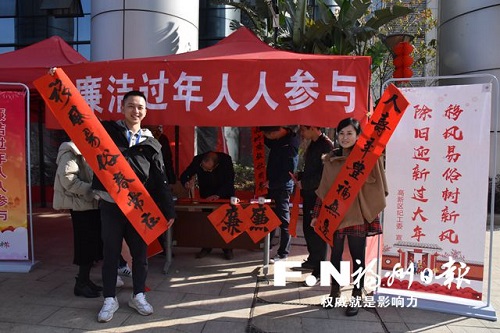 　高新区书写主题春联，开展移风易俗宣传活动。（市委文明办供图）