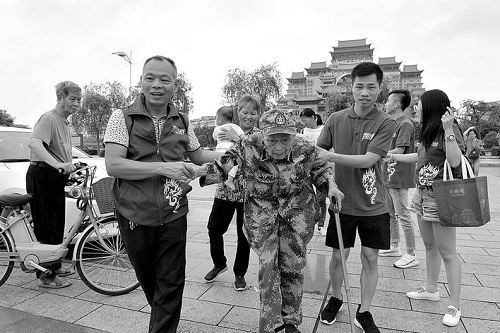 志愿者关爱玉林抗战老兵。图片来源：玉林日报 记者 蒋寿荣 摄