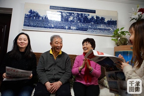 北京西城团区委举办“青春伴读”活动。图为青年志愿者走进社区、走近老人，为他们送去青春的声音和温暖的陪伴。李波摄 千龙网发
