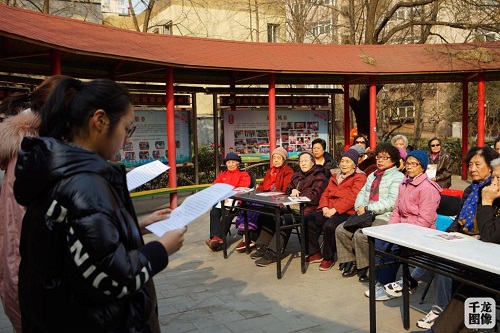 西城团区委举办“青春伴读”活动。图为青年志愿者走进社区、走近老人，为他们送去青春的声音和温暖的陪伴。 李波摄 千龙网发