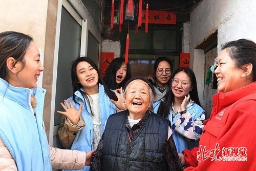 志愿者慰问社区老人 阎彤 摄 资料图