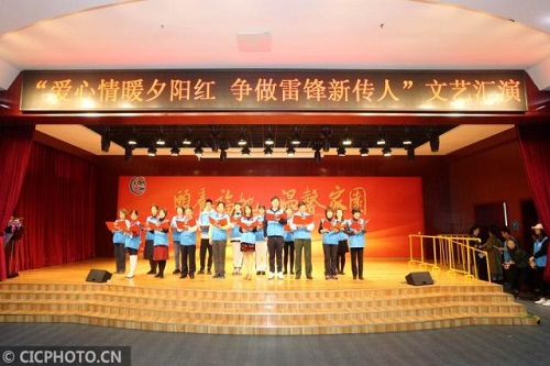 3月3日，北京市五星级志愿者朗诵团在表演配乐诗朗诵《志愿者之歌》。