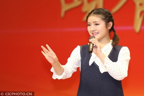 3月3日，曾多次获得全国戏曲大赛金奖的小志愿者王欣果在为老人们表演京剧《贵妃醉酒》。