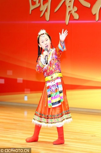 3月3日，曾获得过国际青少年艺术节声乐金奖的李思霖在演唱歌曲《卓玛》。