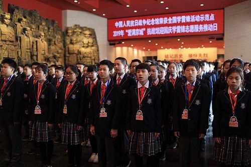 北京四中学生走进抗日战争纪念馆参加活动。