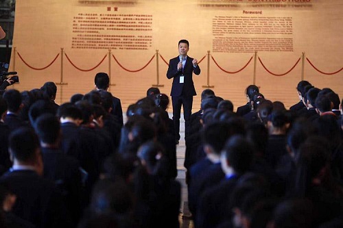 获得全国红色故事讲解员大赛“优秀讲解员”称号的抗日战争纪念馆志愿者讲解员刘振宇为师生们讲述黄河大合唱的创作故事。
