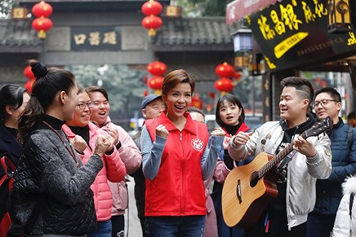 磁器口正门口，朱迅正在演唱。高科、毕克勤、李化摄
