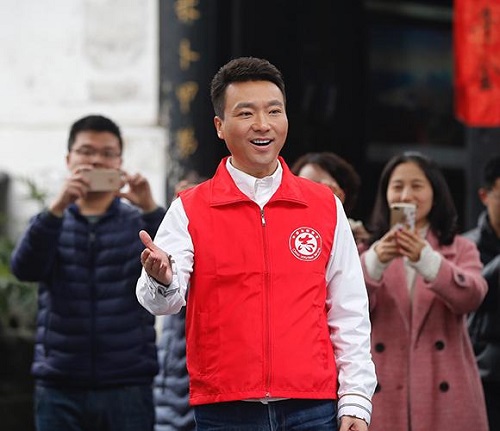 央视主播康辉参与快闪录制现场。高科、毕克勤、李化摄