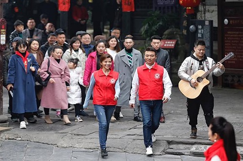 在磁器口拍摄的快闪引来不少市民围观。高科、毕克勤、李化摄