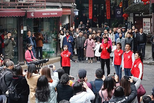 钟家院广场前，周炜、云飞、李丹阳、王二妮、乌兰图雅等明星共同唱响了《学习雷锋好榜样》。高科、毕克勤、李化摄