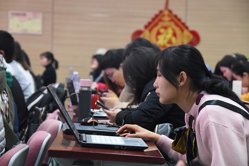 学员们进行上网实操练习