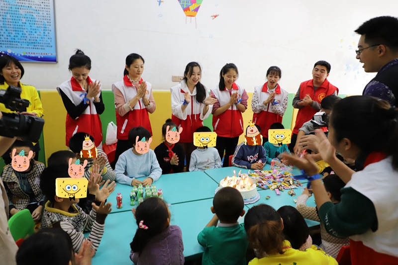 彩虹志愿者为特殊儿童过集体生日